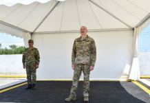 President Ilham Aliyev viewed conditions created at one of commando military units of Ministry of Defense, and presented battle flag to military unit (PHOTO)