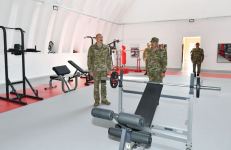 President Ilham Aliyev viewed conditions created at one of commando military units of Ministry of Defense, and presented battle flag to military unit (PHOTO)