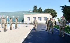 President Ilham Aliyev viewed conditions created at one of commando military units of Ministry of Defense, and presented battle flag to military unit (PHOTO)