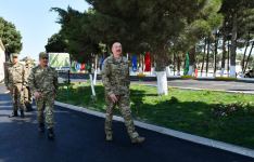President Ilham Aliyev viewed conditions created at one of commando military units of Ministry of Defense, and presented battle flag to military unit (PHOTO)