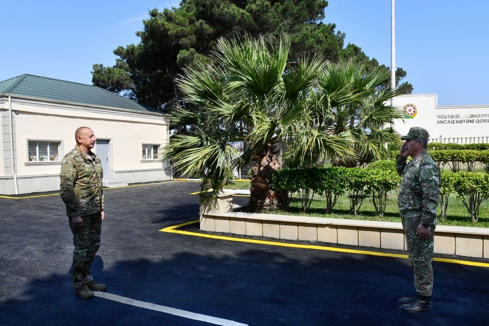 President Ilham Aliyev viewed conditions created at one of commando military units of Ministry of Defense, and presented battle flag to military unit (PHOTO)