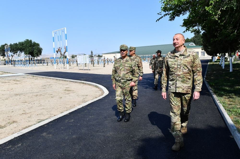 President Ilham Aliyev viewed conditions created at one of commando military units of Ministry of Defense, and presented battle flag to military unit (PHOTO)