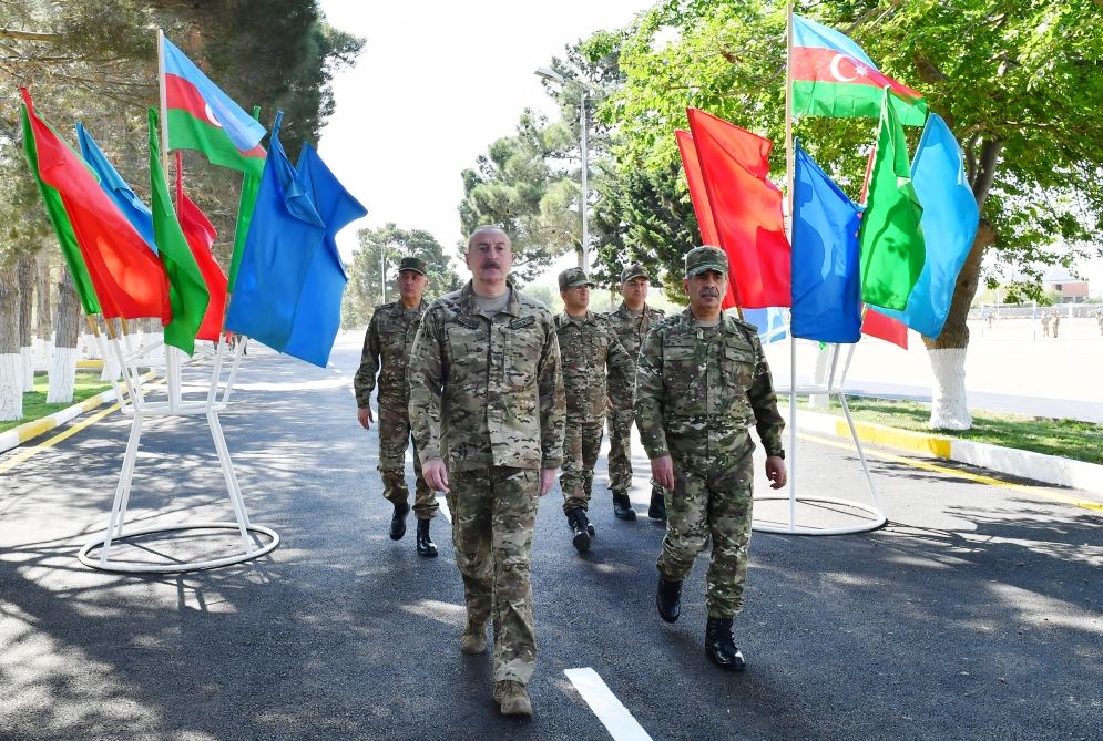 President Ilham Aliyev viewed conditions created at one of commando military units of Ministry of Defense, and presented battle flag to military unit (PHOTO)