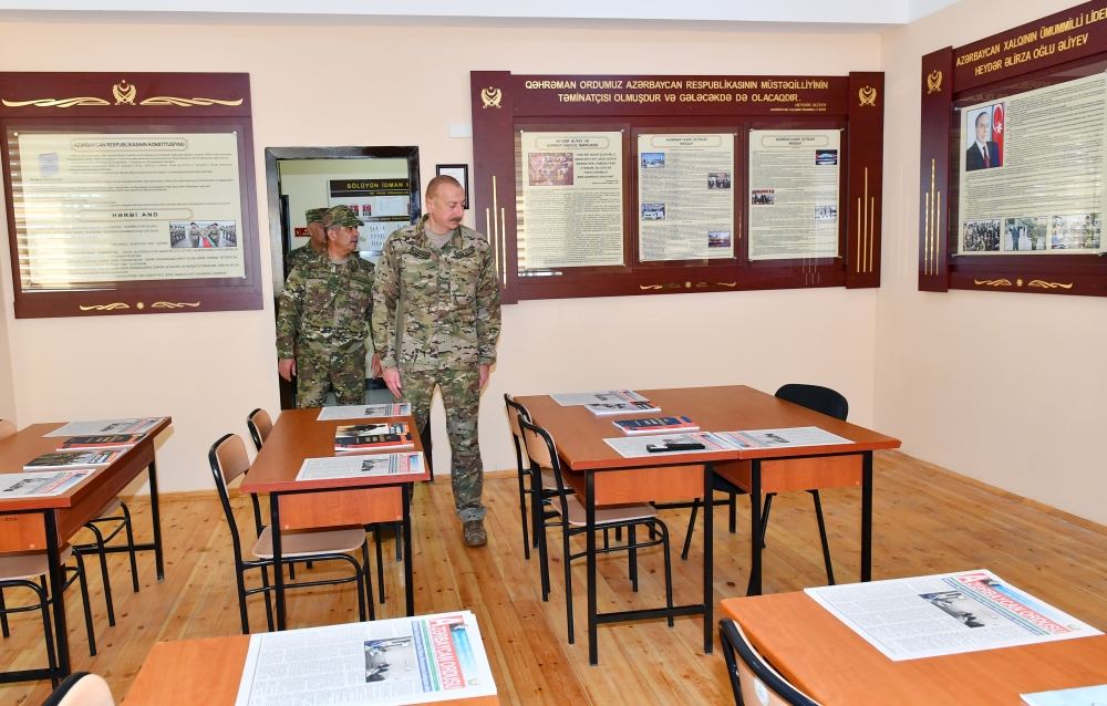 President Ilham Aliyev viewed conditions created at one of commando military units of Ministry of Defense, and presented battle flag to military unit (PHOTO)