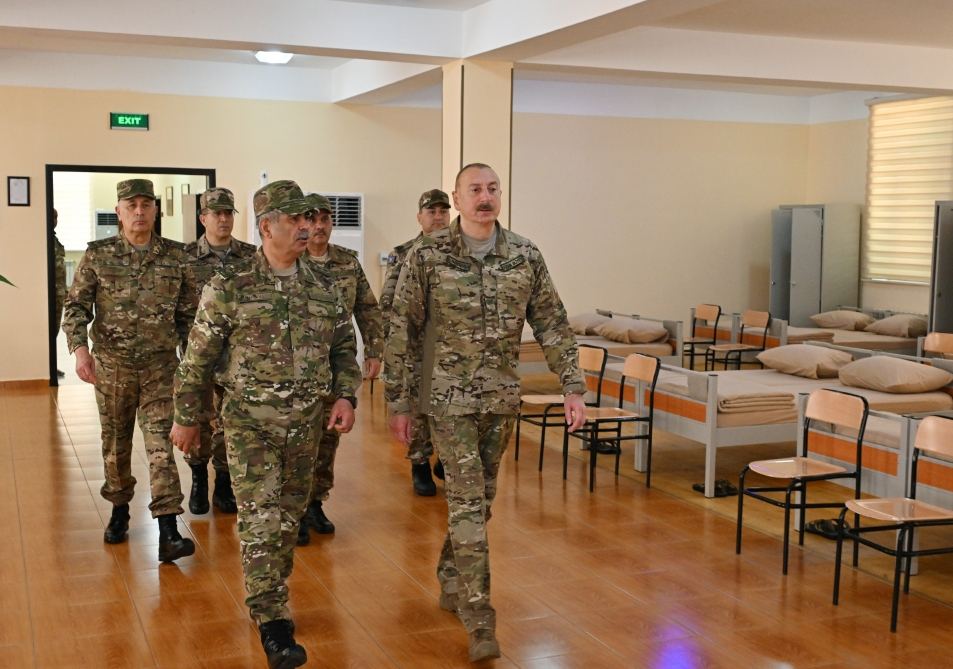 President Ilham Aliyev viewed conditions created at one of commando military units of Ministry of Defense, and presented battle flag to military unit (PHOTO)