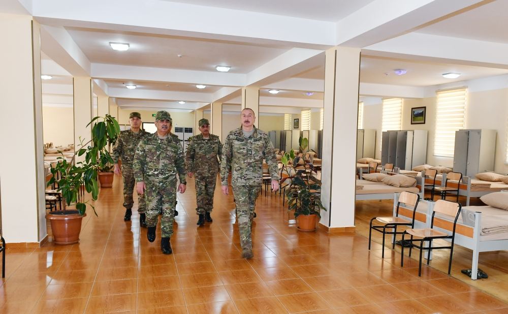 President Ilham Aliyev viewed conditions created at one of commando military units of Ministry of Defense, and presented battle flag to military unit (PHOTO)