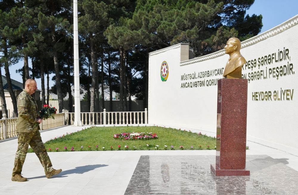 President Ilham Aliyev viewed conditions created at one of commando military units of Ministry of Defense, and presented battle flag to military unit (PHOTO)