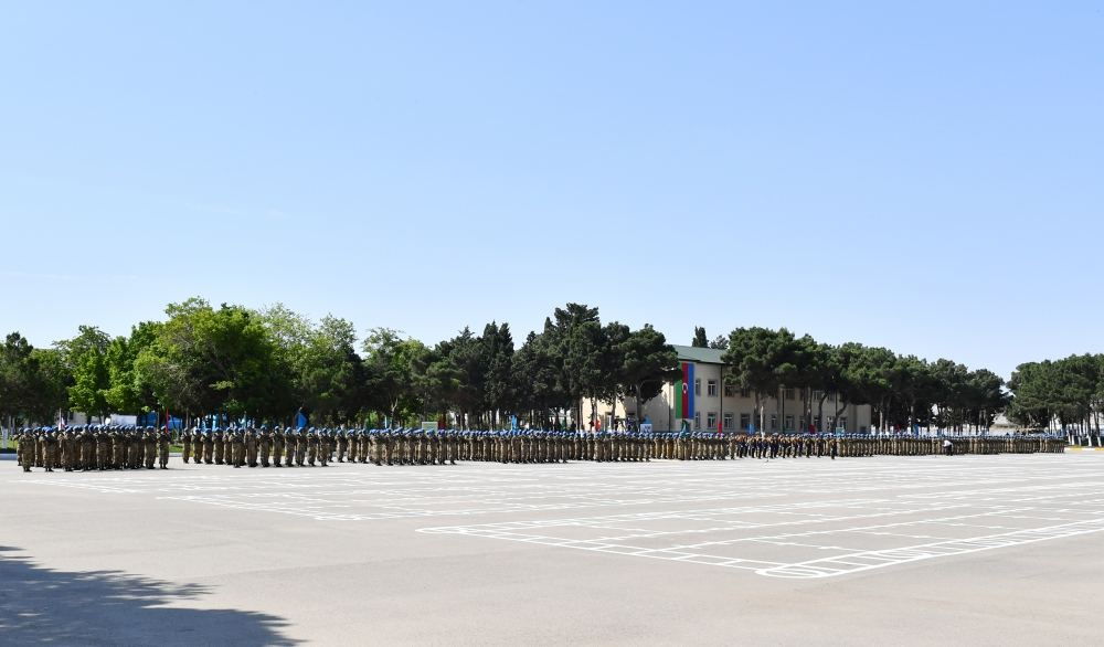 President Ilham Aliyev viewed conditions created at one of commando military units of Ministry of Defense, and presented battle flag to military unit (PHOTO)