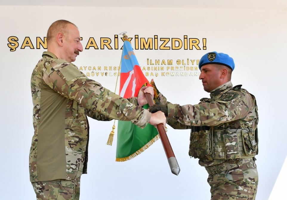 President Ilham Aliyev viewed conditions created at one of commando military units of Ministry of Defense, and presented battle flag to military unit (PHOTO)