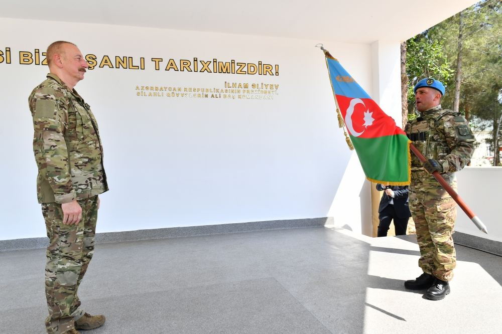 President Ilham Aliyev viewed conditions created at one of commando military units of Ministry of Defense, and presented battle flag to military unit (PHOTO)