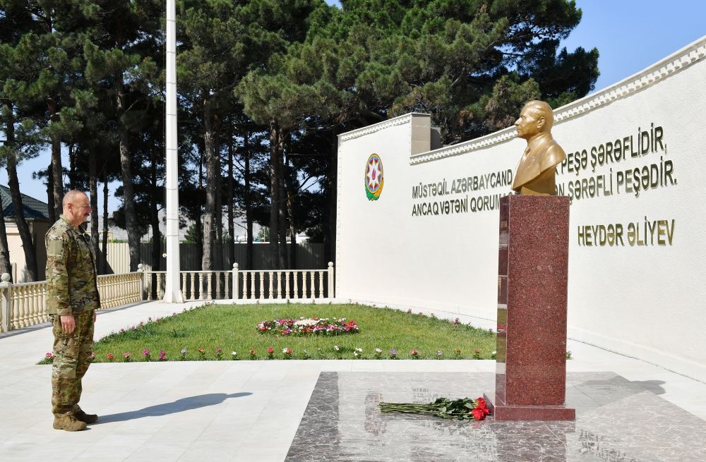 President Ilham Aliyev viewed conditions created at one of commando military units of Ministry of Defense, and presented battle flag to military unit (PHOTO)