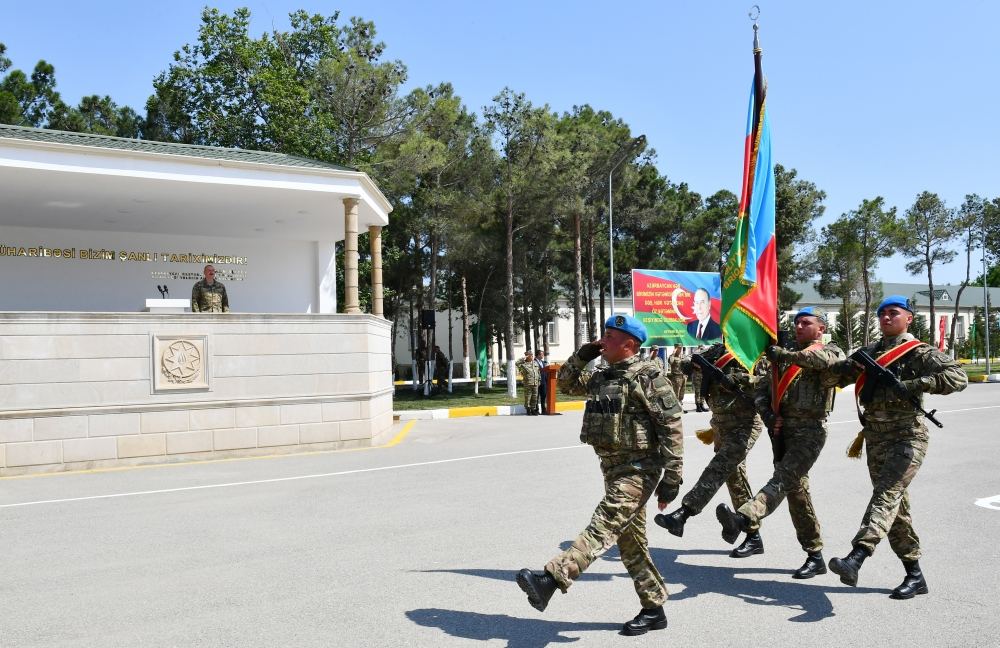 President Ilham Aliyev viewed conditions created at one of commando military units of Ministry of Defense, and presented battle flag to military unit (PHOTO)