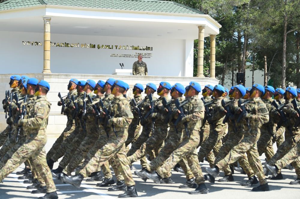 President Ilham Aliyev viewed conditions created at one of commando military units of Ministry of Defense, and presented battle flag to military unit (PHOTO)