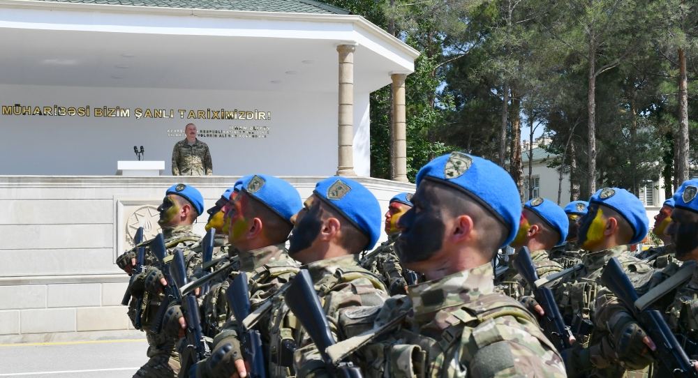 President Ilham Aliyev viewed conditions created at one of commando military units of Ministry of Defense, and presented battle flag to military unit (PHOTO)