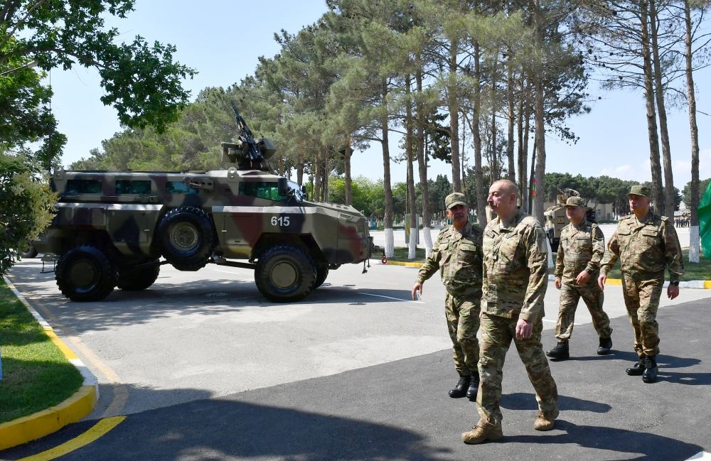 President Ilham Aliyev viewed conditions created at one of commando military units of Ministry of Defense, and presented battle flag to military unit (PHOTO)