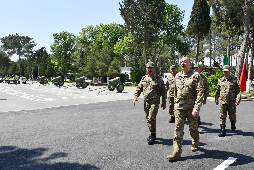 President Ilham Aliyev viewed conditions created at one of commando military units of Ministry of Defense, and presented battle flag to military unit (PHOTO)