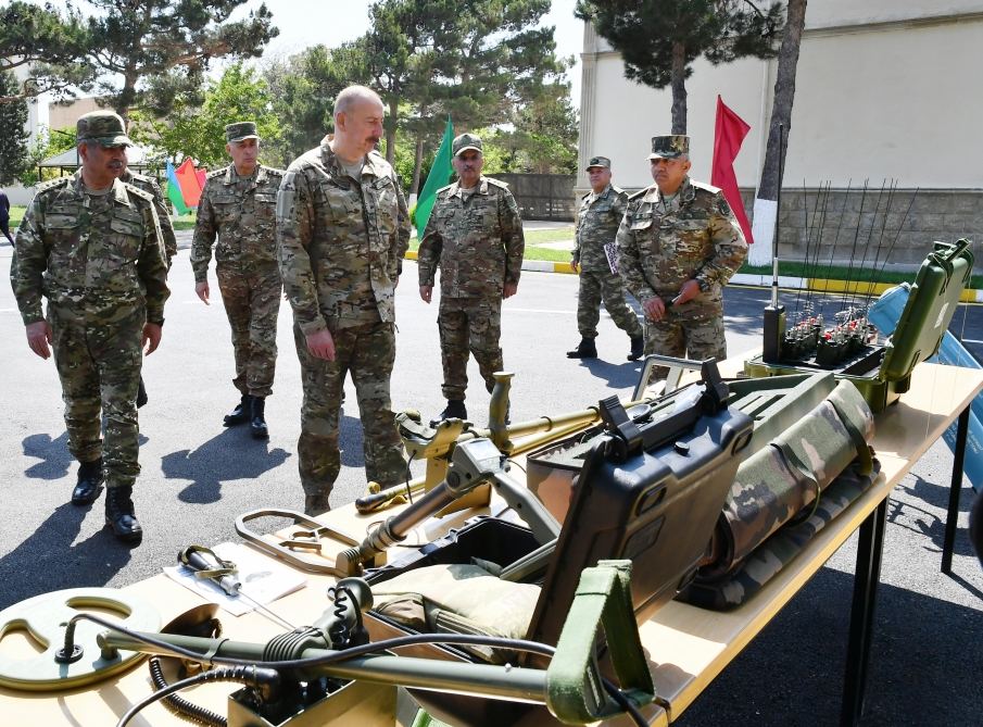 President Ilham Aliyev viewed conditions created at one of commando military units of Ministry of Defense, and presented battle flag to military unit (PHOTO)