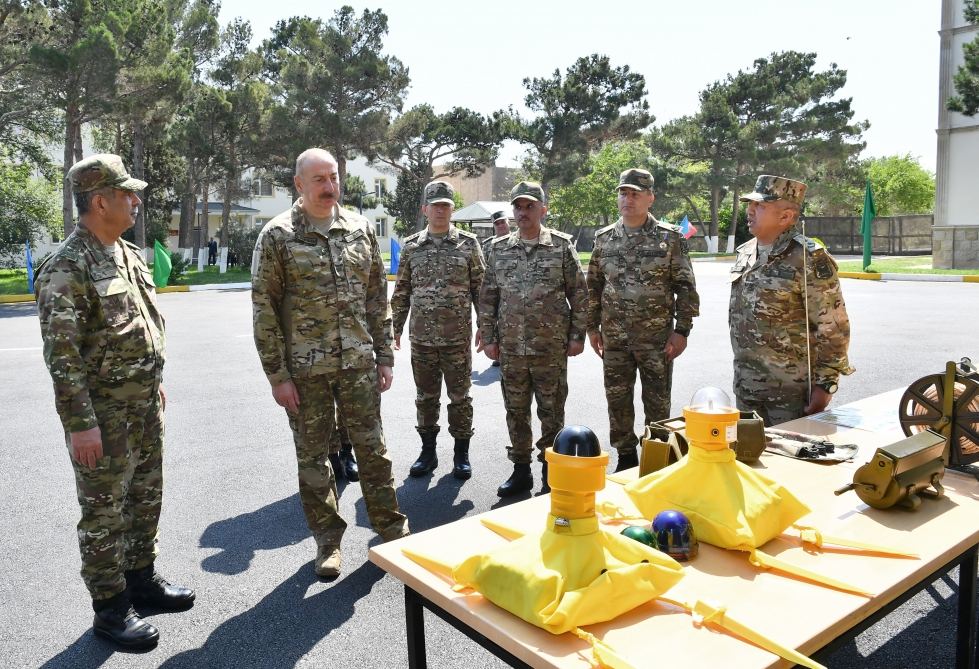 President Ilham Aliyev viewed conditions created at one of commando military units of Ministry of Defense, and presented battle flag to military unit (PHOTO)