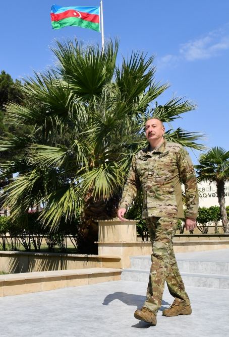 President Ilham Aliyev viewed conditions created at one of commando military units of Ministry of Defense, and presented battle flag to military unit (PHOTO)