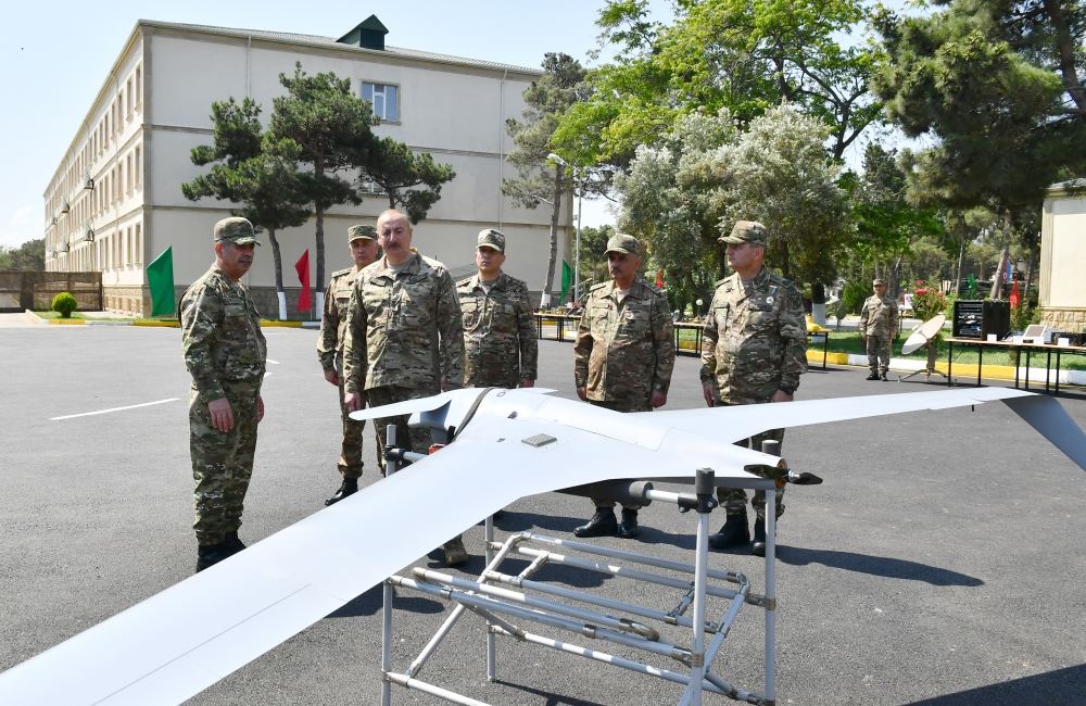 President Ilham Aliyev viewed conditions created at one of commando military units of Ministry of Defense, and presented battle flag to military unit (PHOTO)
