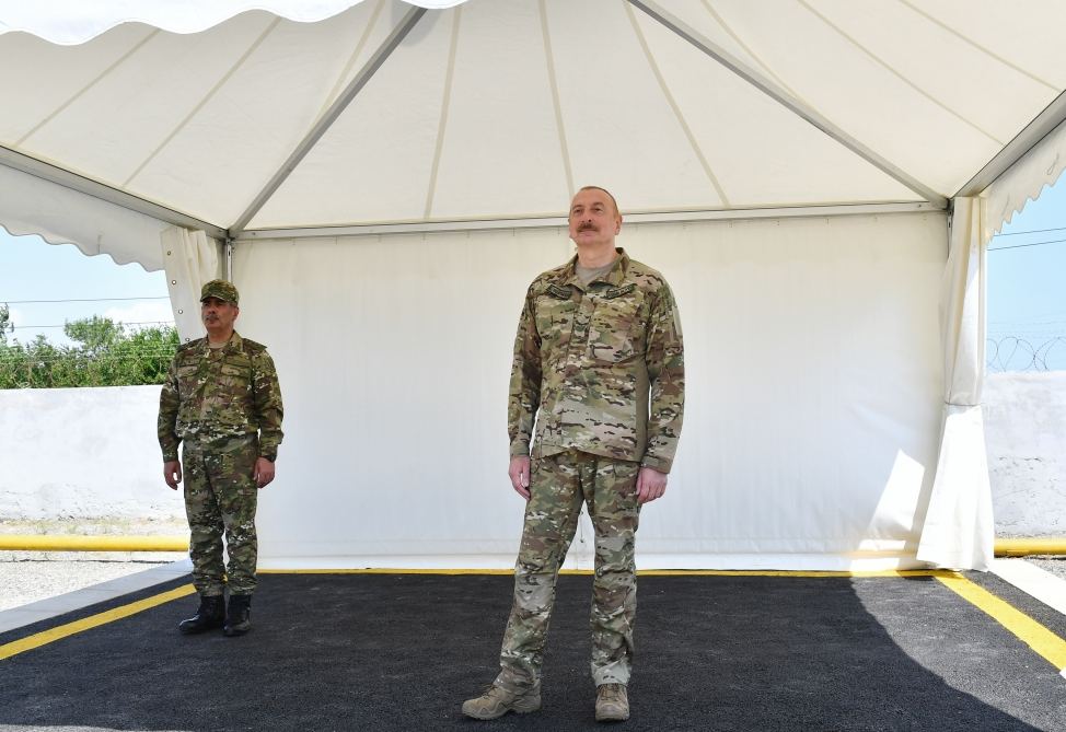 President Ilham Aliyev viewed conditions created at one of commando military units of Ministry of Defense, and presented battle flag to military unit (PHOTO)