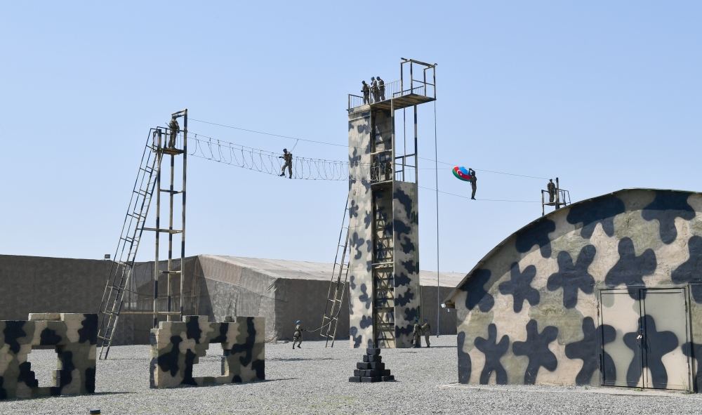 President Ilham Aliyev viewed conditions created at one of commando military units of Ministry of Defense, and presented battle flag to military unit (PHOTO)