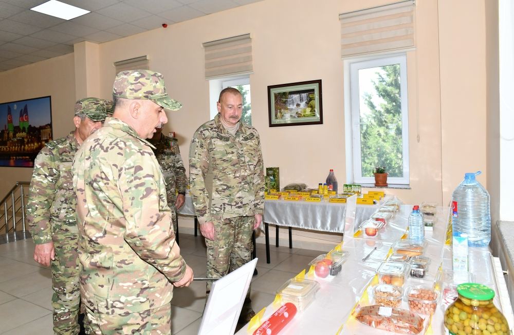 President Ilham Aliyev viewed conditions created at one of commando military units of Ministry of Defense, and presented battle flag to military unit (PHOTO)