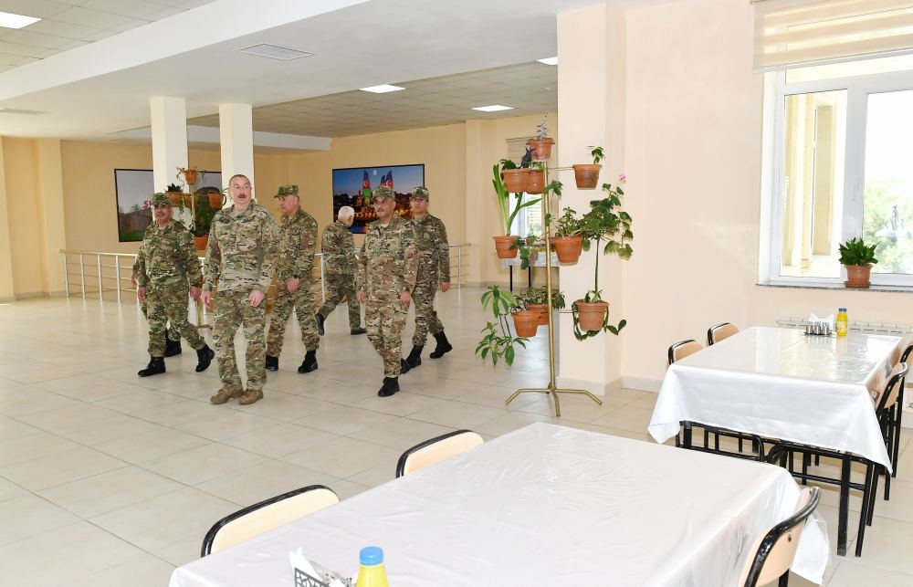 President Ilham Aliyev viewed conditions created at one of commando military units of Ministry of Defense, and presented battle flag to military unit (PHOTO)