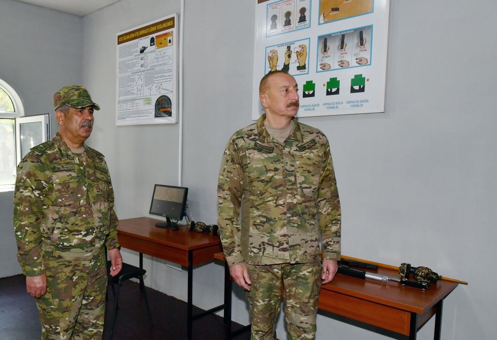 President Ilham Aliyev viewed conditions created at one of commando military units of Ministry of Defense, and presented battle flag to military unit (PHOTO)