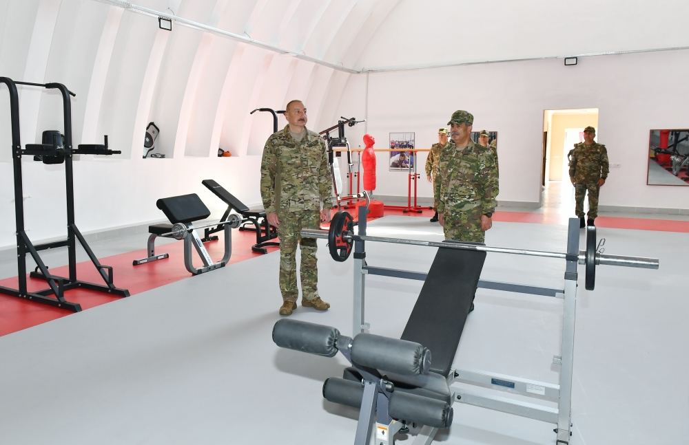 President Ilham Aliyev viewed conditions created at one of commando military units of Ministry of Defense, and presented battle flag to military unit (PHOTO)
