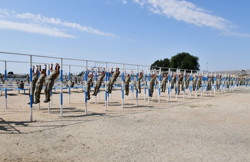 President Ilham Aliyev viewed conditions created at one of commando military units of Ministry of Defense, and presented battle flag to military unit (PHOTO)
