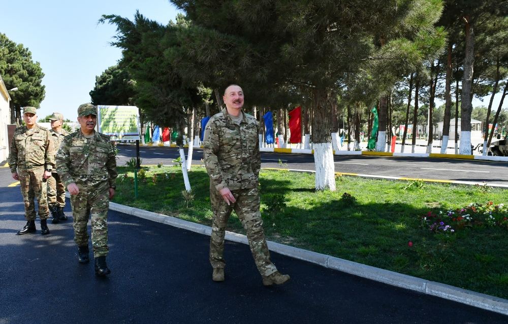 President Ilham Aliyev viewed conditions created at one of commando military units of Ministry of Defense, and presented battle flag to military unit (PHOTO)
