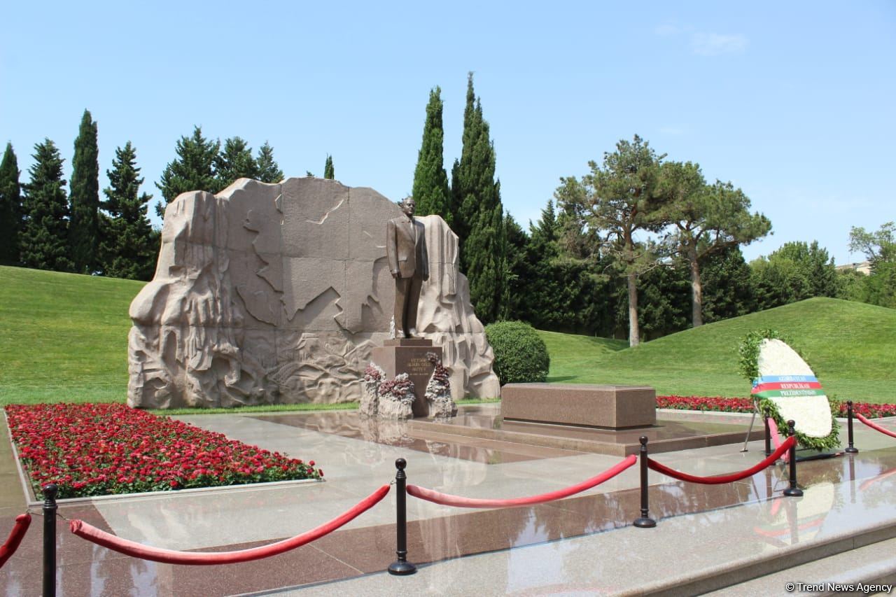 Georgian parliament delegation visits grave of Azerbaijani great leader Heydar Aliyev