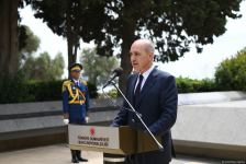 Turkish Grand National Assembly chairman in Azerbaijan's Martyrs' Alley, Memorial (PHOTO)