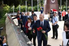 Turkish Grand National Assembly chairman in Azerbaijan's Martyrs' Alley, Memorial (PHOTO)