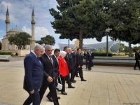 Turkish Grand National Assembly chairman in Azerbaijan's Martyrs' Alley, Memorial (PHOTO)