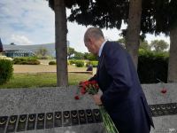 Turkish Grand National Assembly chairman in Azerbaijan's Martyrs' Alley, Memorial (PHOTO)