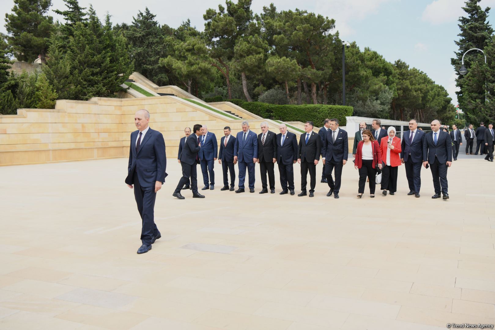 Turkish Grand National Assembly chairman in Azerbaijan's Martyrs' Alley, Memorial (PHOTO)