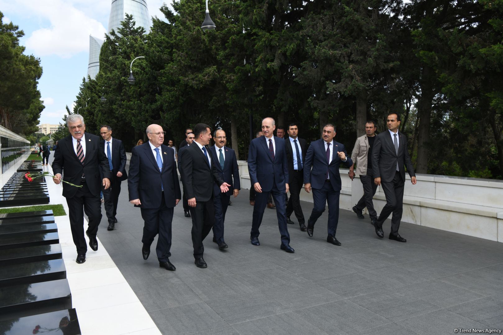 Turkish Grand National Assembly chairman in Azerbaijan's Martyrs' Alley, Memorial (PHOTO)