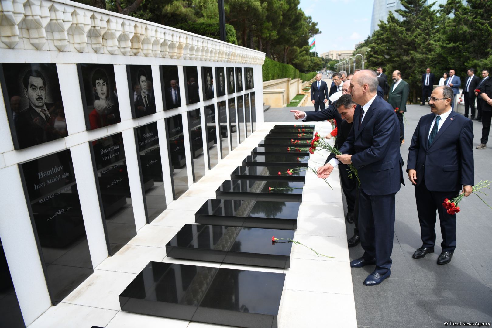 Turkish Grand National Assembly chairman in Azerbaijan's Martyrs' Alley, Memorial (PHOTO)