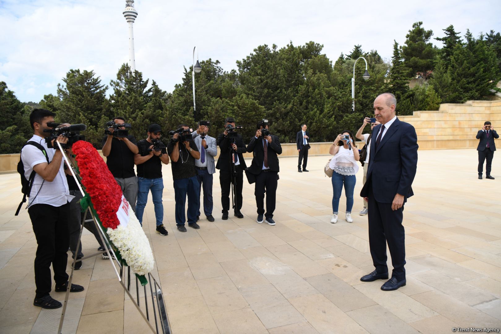 Turkish Grand National Assembly chairman in Azerbaijan's Martyrs' Alley, Memorial (PHOTO)