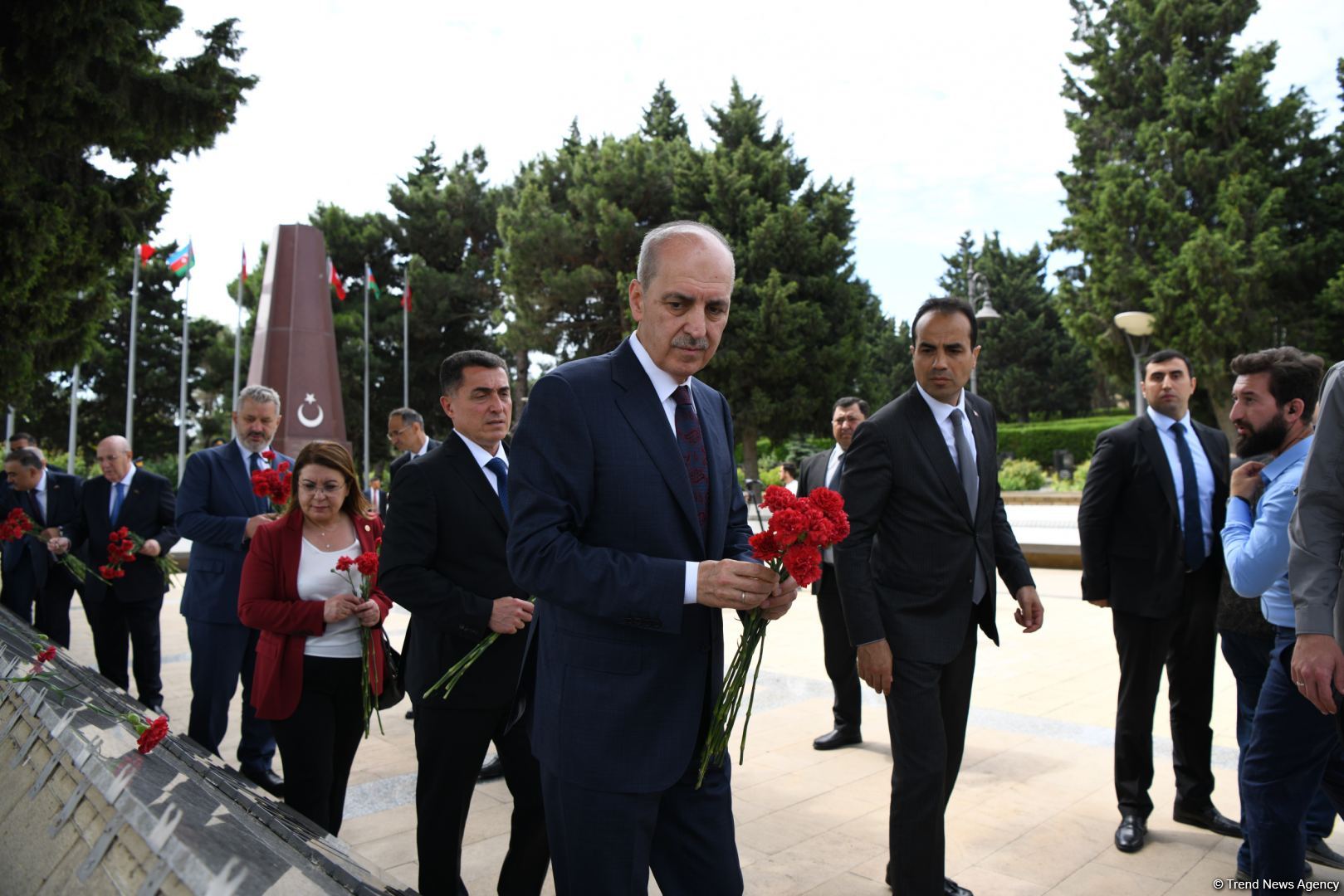 Turkish Grand National Assembly chairman in Azerbaijan's Martyrs' Alley, Memorial (PHOTO)