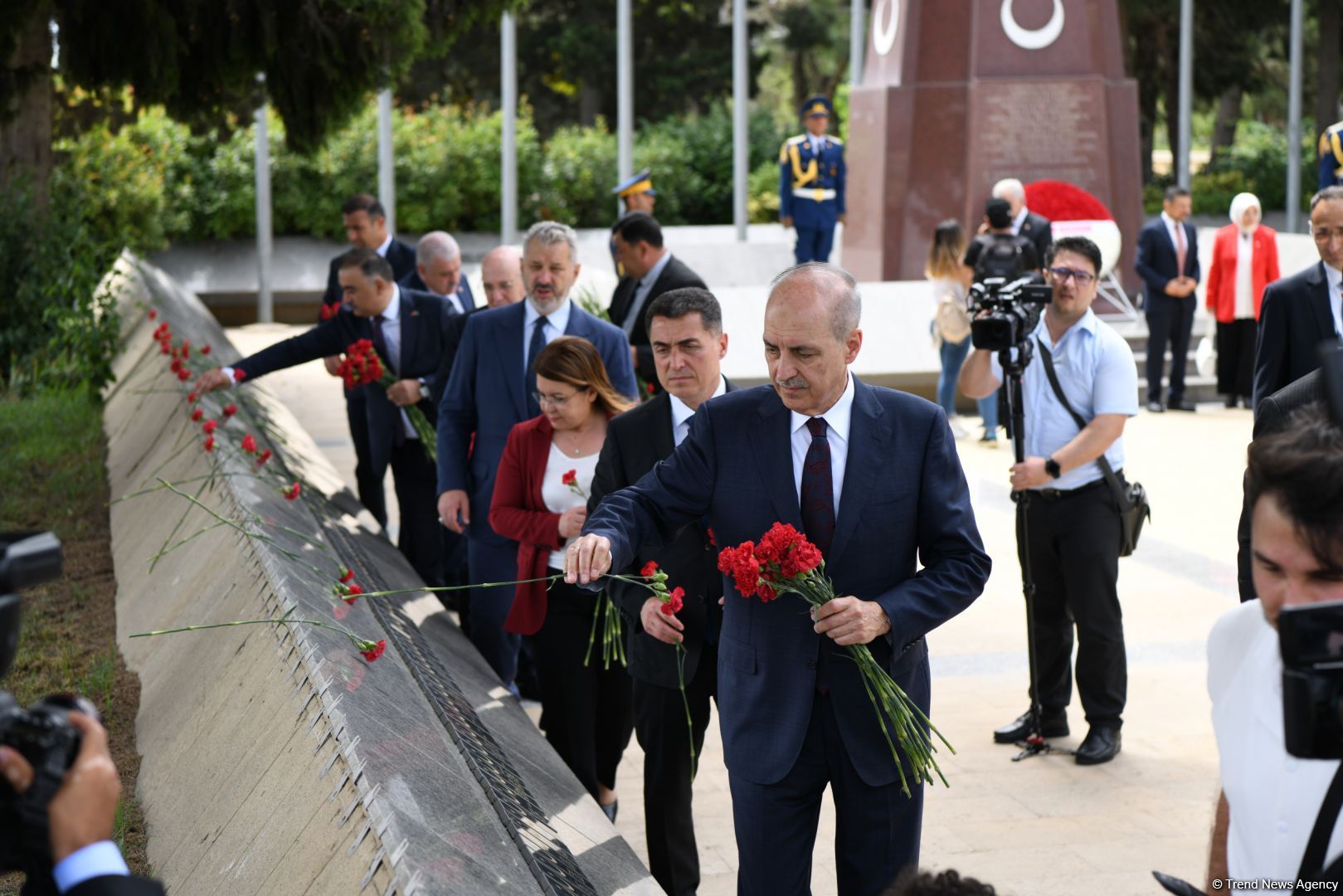 Turkish Grand National Assembly chairman in Azerbaijan's Martyrs' Alley, Memorial (PHOTO)