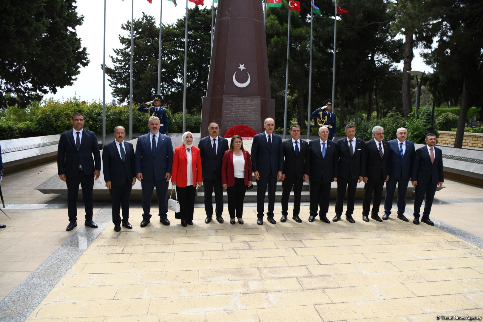 Turkish Grand National Assembly chairman in Azerbaijan's Martyrs' Alley, Memorial (PHOTO)