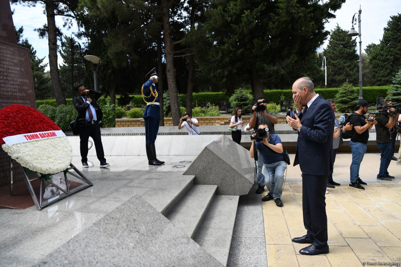 Turkish Grand National Assembly chairman in Azerbaijan's Martyrs' Alley, Memorial (PHOTO)