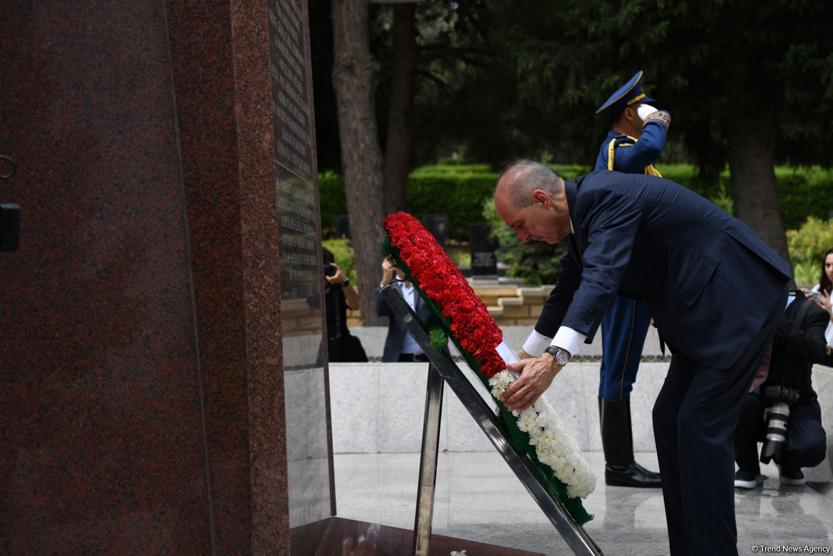 Turkish Grand National Assembly chairman in Azerbaijan's Martyrs' Alley, Memorial (PHOTO)