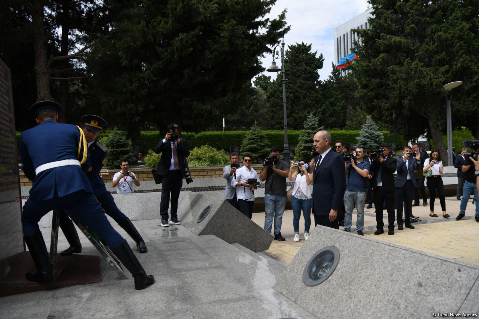 Turkish Grand National Assembly chairman in Azerbaijan's Martyrs' Alley, Memorial (PHOTO)
