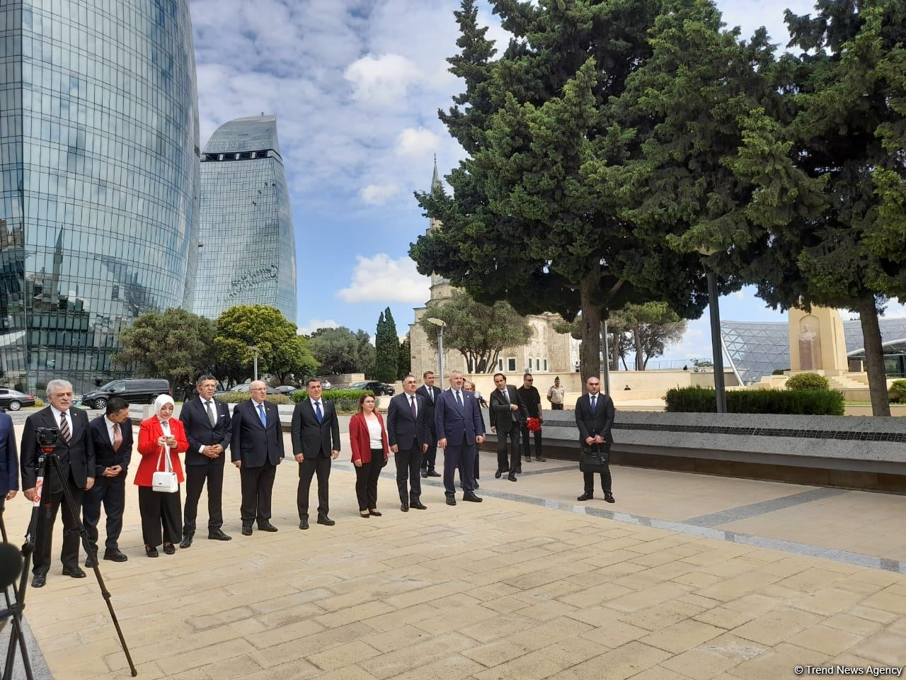Turkish Grand National Assembly chairman in Azerbaijan's Martyrs' Alley, Memorial (PHOTO)