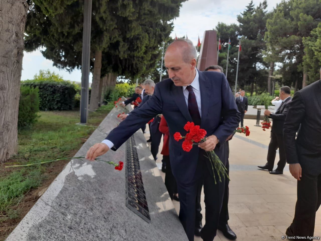 Turkish Grand National Assembly chairman in Azerbaijan's Martyrs' Alley, Memorial (PHOTO)