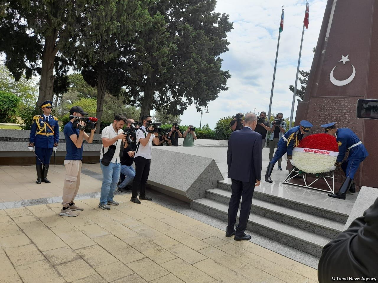 Turkish Grand National Assembly chairman in Azerbaijan's Martyrs' Alley, Memorial (PHOTO)